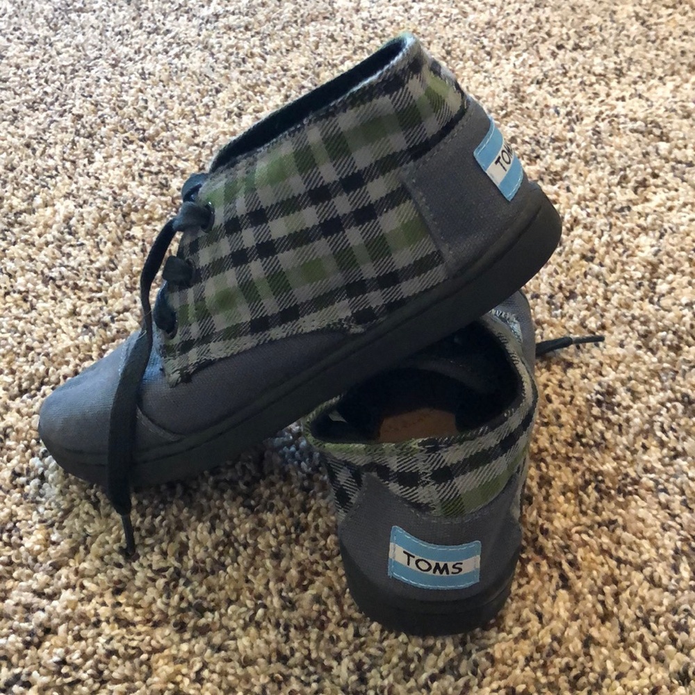 Boys Toms size Y1